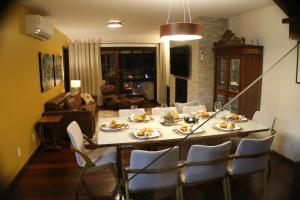 comedor con mesa y sillas en DUPLEX COM JACUZZI NA BORGES - SATTVA HOME, en Gramado