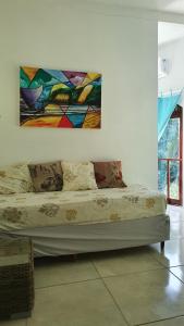 1 cama en una habitación con un cuadro en la pared en Apartamentos GoPipa934, en Pipa