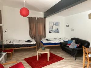 Un pat sau paturi într-o cameră la Fab Studio