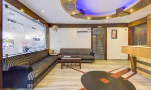 - une salle d'attente avec deux canapés et une table dans l'établissement Treebo Trend Rockland And Restaurant, à Jaipur