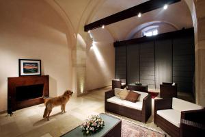 A seating area at Foresteria Pellegrino