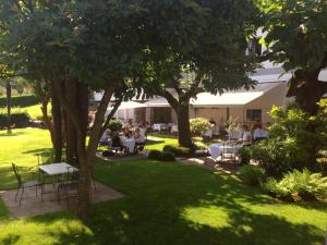 Aed väljaspool majutusasutust Villa Garni Gardenia