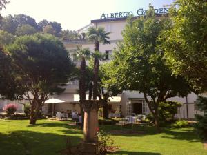 Aed väljaspool majutusasutust Villa Garni Gardenia