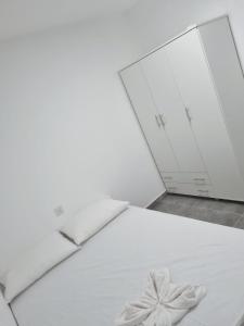 a bedroom with a white bed with a flower on it at דירה מקסימה in Eilat