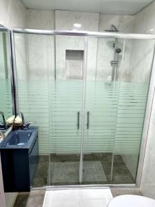 a shower with a glass door in a bathroom at דירה מקסימה in Eilat