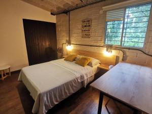 Ένα ή περισσότερα κρεβάτια σε δωμάτιο στο Apartamento en el Poblado, permite mascota FRN102 By Roots Rentals +25 φωτογραφίες