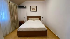 A bed or beds in a room at Kompleksi Jakaj