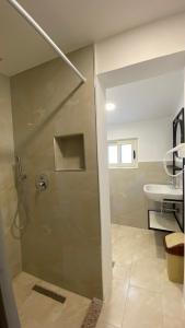 A bathroom at Kompleksi Jakaj