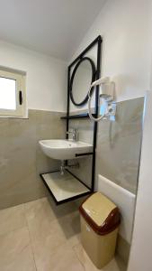 A bathroom at Kompleksi Jakaj