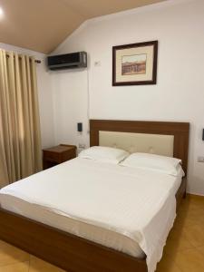 A bed or beds in a room at Kompleksi Jakaj