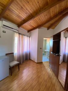 A kitchen or kitchenette at Kompleksi Jakaj