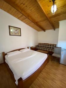 A bed or beds in a room at Kompleksi Jakaj