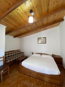 A bed or beds in a room at Kompleksi Jakaj