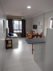 Una sala de estar con cocina y comedor. en Farol Barra Flat, en Salvador 22 fotos más