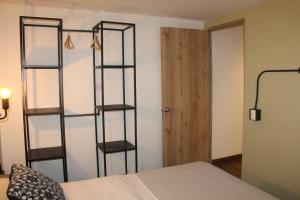 Ένα ή περισσότερα κρεβάτια σε δωμάτιο στο Apartamento en el Poblado, permite mascota FRN102 By Roots Rentals