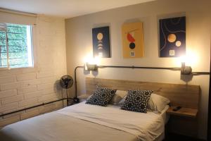 Ένα ή περισσότερα κρεβάτια σε δωμάτιο στο Apartamento en el Poblado, permite mascota FRN102 By Roots Rentals