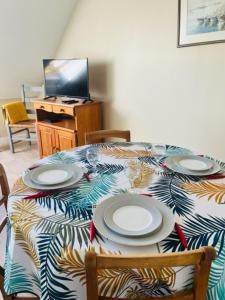 Televízia a/alebo spoločenská miestnosť v ubytovaní Appartement Entre ville et nature