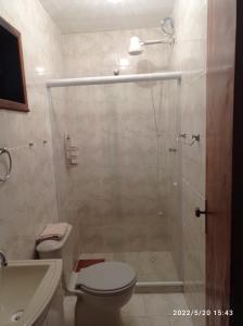 un bagno con doccia, wc e lavandino di Maison Aires Malcher a Maricá Altre 69 foto