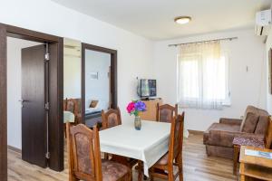 a living room with a table and a couch at Smeštaj Luka in Soko Banja