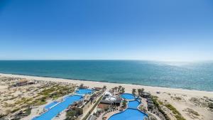 una vista aérea de la playa en un complejo en Luna Blanca Penthouse by Kivoya en Puerto Peñasco