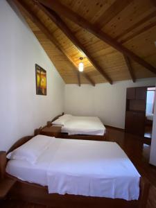A bed or beds in a room at Kompleksi Jakaj