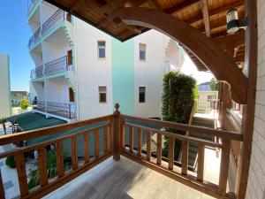 A balcony or terrace at Kompleksi Jakaj