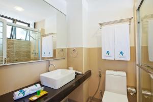 een badkamer met een wastafel en een toilet bij Crystal Sands in Maafushi