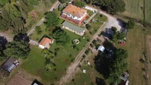 una vista aérea de una casa con patio en Villa Isabella, en Marina di Grosseto