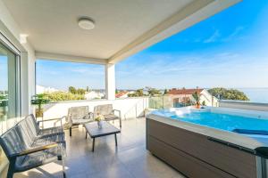 Bazén v ubytování Penthouse Apartment Perla with Jacuzzi nebo v jeho okolí