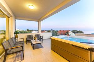 Bazén v ubytování Penthouse Apartment Perla with Jacuzzi nebo v jeho okolí