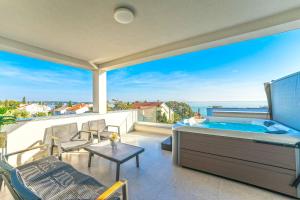 Balkón nebo terasa v ubytování Penthouse Apartment Perla with Jacuzzi