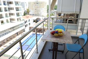 eine Schale mit Obst auf einem Tisch auf einem Balkon in der Unterkunft Merry's Apartment in Durrës