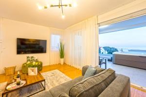 TV a/nebo společenská místnost v ubytování Penthouse Apartment Perla with Jacuzzi