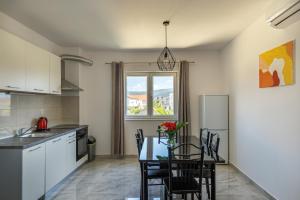 Kuchyň nebo kuchyňský kout v ubytování Apartman Krstičević