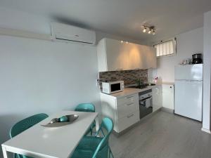 A kitchen or kitchenette at Las Americas Ocean View El Dorado