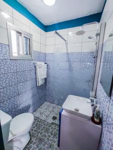ドゥアラにあるMooksquare - BN SPOTの青と白のバスルーム(トイレ、シャワー付)