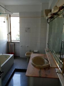 a bathroom with a sink and a tub and a toilet at B&B Manfredi Via Fermi Vieste, in centro in Vieste