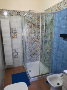 y baño con ducha, aseo y lavamanos. en Villetta del Poggio, en Marina di Camerota