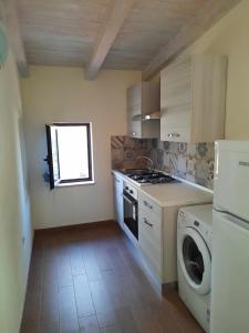 a kitchen with a washing machine and a washer at Villetta del Poggio in Marina di Camerota