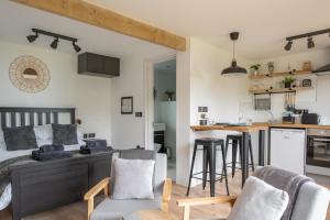 een woonkamer en een keuken met een bed en stoelen bij The Jolly Lodge-Sea Views-Free Parking in Lyme Regis