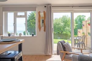 een keuken met glazen schuifdeuren naar een patio bij The Jolly Lodge-Sea Views-Free Parking in Lyme Regis