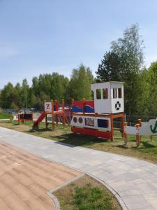 un parque infantil con un tren de juguete en un parque en MIERZEJA PARK 13B, en Sztutowo