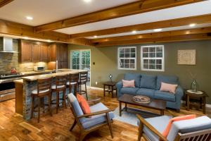 Monte Rio的住宿－Redwood Paradise，一间带蓝色沙发的客厅和一间厨房