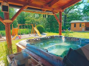 Bazén v ubytovaní Chalet d' amour alebo v jeho blízkosti