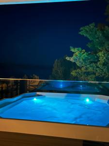 wanna z hydromasażem na balkonie w nocy w obiekcie House Petra on the beach-sea w mieście Cesarica
