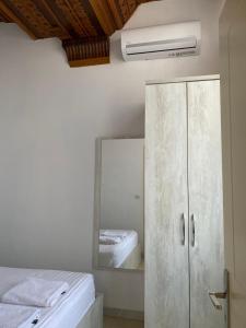 A bed or beds in a room at Kompleksi Jakaj
