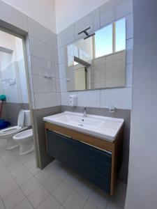 A bathroom at Kompleksi Jakaj