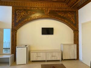A television and/or entertainment centre at Kompleksi Jakaj
