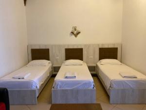 A bed or beds in a room at Kompleksi Jakaj