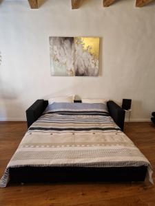 Posteľ alebo postele v izbe v ubytovaní Elegant flat in old town, 2 mins walk to lake